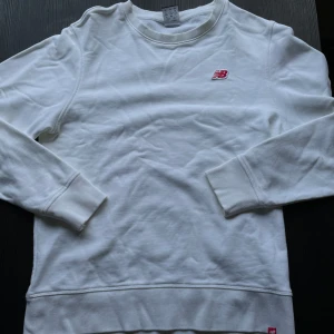 New balance tröja - Säljer en new balance tröja i storlek M. Sparsamt använd eftersom den mest legat i garderoben! Tveka inte på att höra av dig om det är någon fundering😁