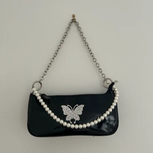 Svart väsk med fjäril - Svart väska med fjärilsdetalj och pärlor! Bra skick ☺️