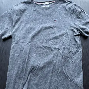 Säljer en Tommy Hilfiger T-shirt i storlek M. Sparsamt använd eftersom den mest legat i garderoben! Tveka inte på att höra av dig om det är någon fundering😁