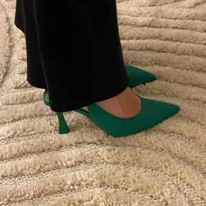 Klacksko  - Säljer dessa gröna klackskorna, använda en gång. Säljer eftersom dem är för små för mig🌸
