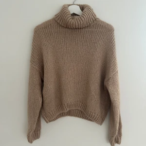 Stickad turleneck - Brun stickad turtleneck! Bra skick storlek M 🥺