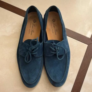 Loro Piana Sailing Walk  - Sällsynta Loro Piana Sailing Walks i mörkblå mocka. Säls för 5000 kr +, vårat pris: 1999. Kvitto/äktenhetsbevis ingår. Skorna är i riktigt bra skick för priset men tecken på användning finns.  INGA BYTEN OCH MÖTS EJ UPP.