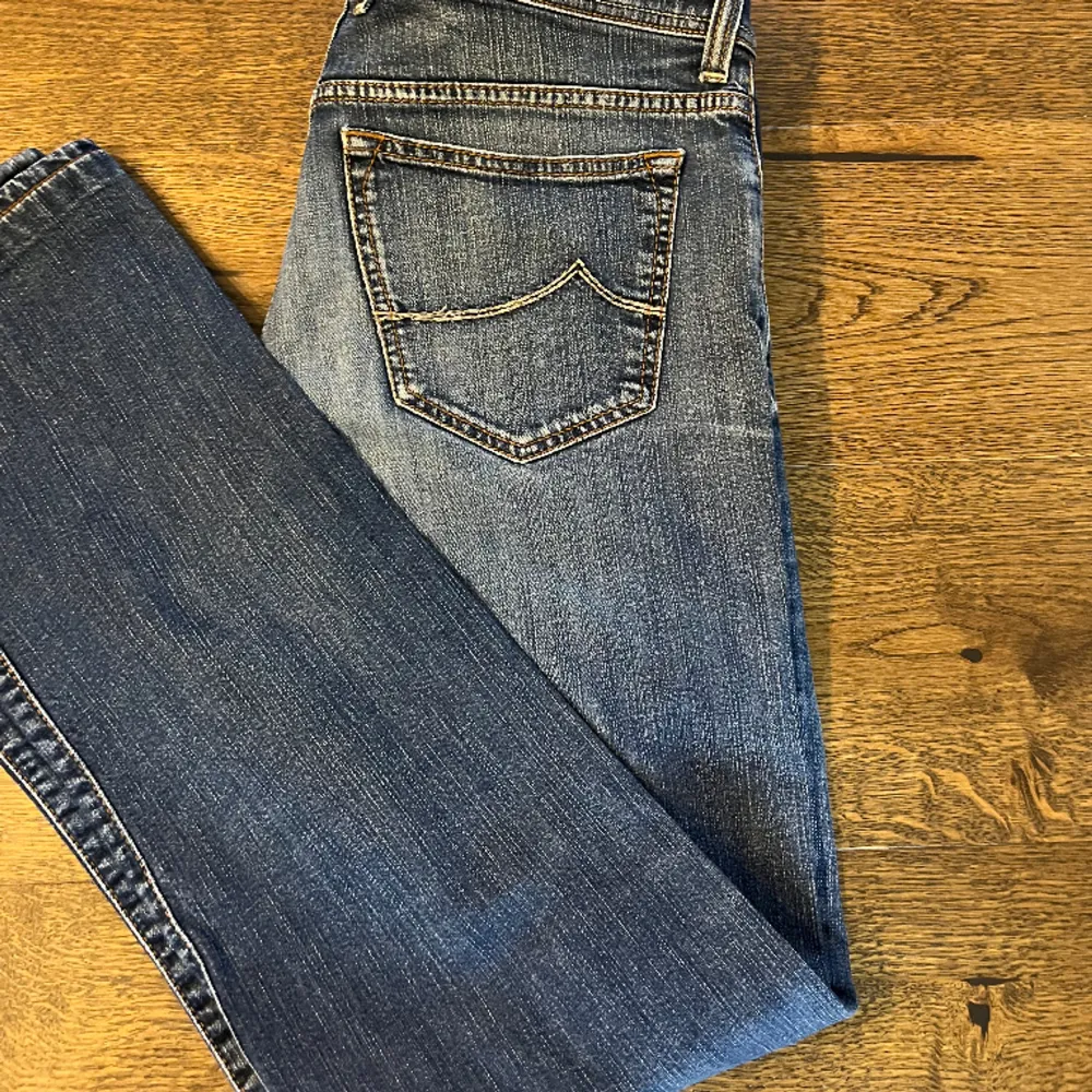 Säljer dessa jeans från Jacob Cohën i storlek 34 men passar 33. Jeansen är i bra skick 8/10. Skriv om du har några frågor. Pris kan diskuteras vid snabb affär.. Jeans & Byxor.
