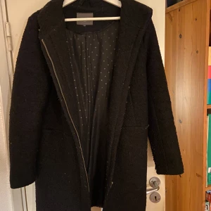 Kappa - En fin tjockare kappa från vero Moda! Håller värmen! Med dragkedja💕