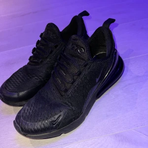 Nike 270 - Jag säljer mina Nike 270 som jag använt få gånger och dom är inte slitna alls, nästan nya, priset går att diskutera!!