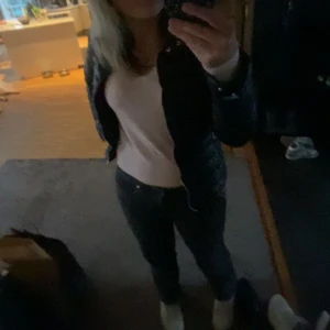 Vår jacka 🧥  - En jacka i bra skick på ena fickan är kedjan lite trög annars bra 😅 