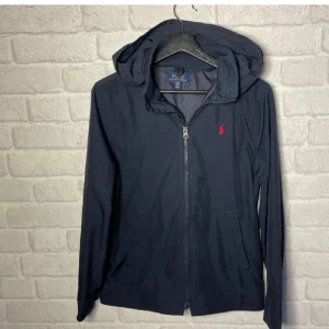 Ralph lauren Windbreaker  - Riktigt fet windbreaker - 9/10 skick - storlek L barnstorlek passar som S - vid frågor och funderingar hesitera inte att kontakta