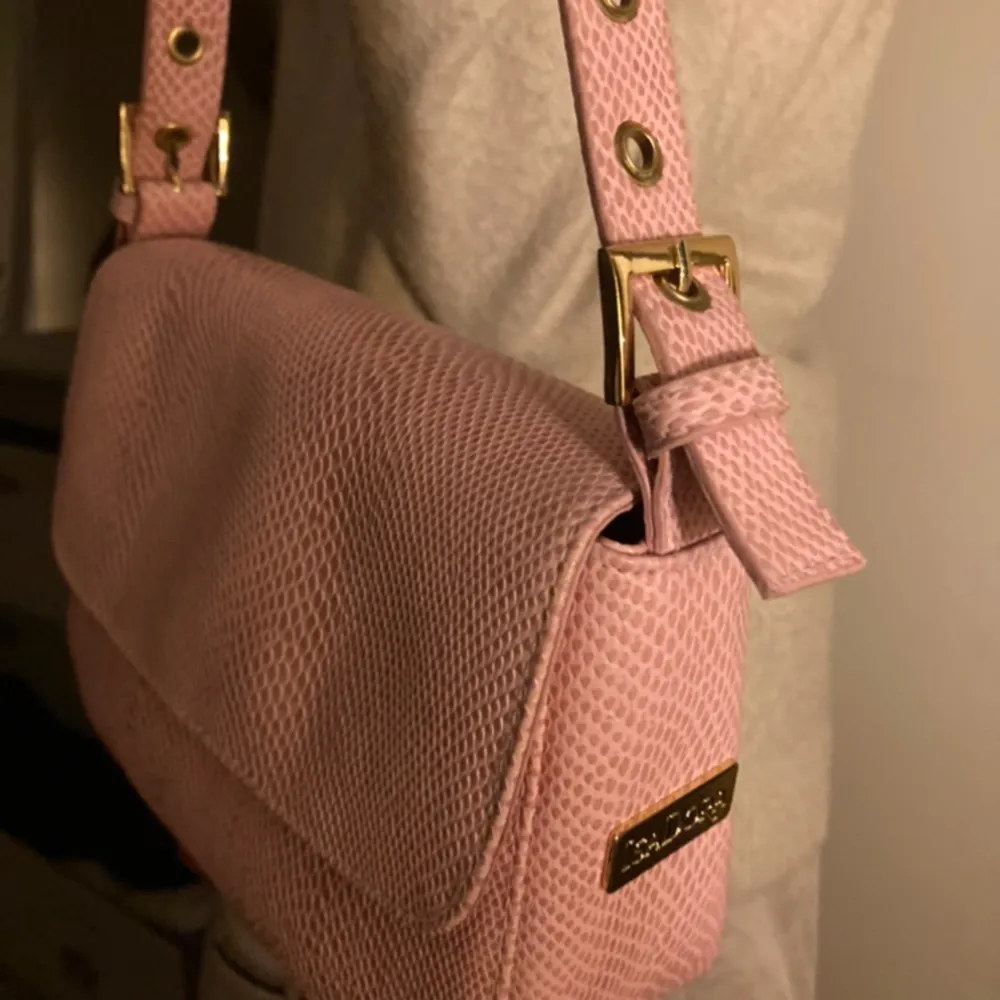 Det är en kort rosa handväska från Isa Dora💓Jag har andvänt den någon gång men den ser ny ut🤗🤗hoppas någon vill köpa! Ps. Det ingår ett liten necessär.. Väskor.