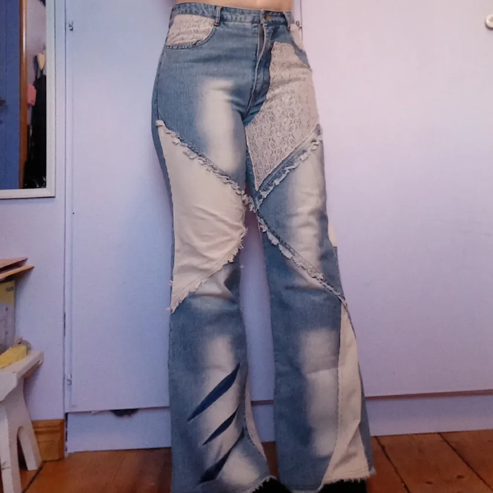 Jeans som jag köpte på loppis men nu har vuxit ur. Skriv om du undrar något eller vill ha fler bilder, kom gärna med prisförslag!. Jeans & Byxor.