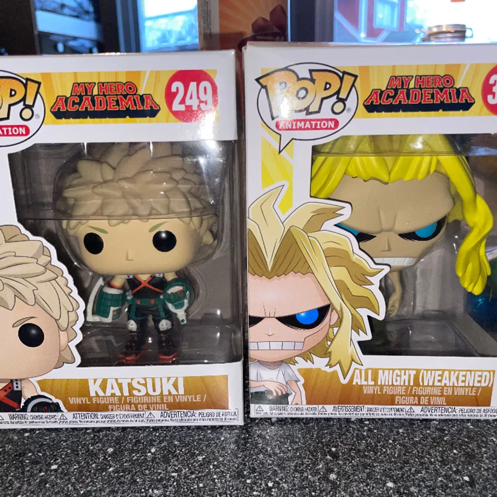 Bakugo Katsuki funko pop, 200kr All Might (weakened), 150kr Om du vill köpa dem tillsammans är det 300 kr. Jag har aldrig öppnat dem Köpare står för frakten. Övrigt.