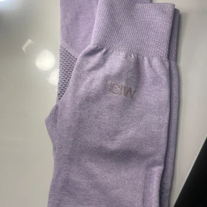 ICIW träningstights - Ett par as najs träningstights i en pastel lila färg. För små på mig därför säljer jag dom