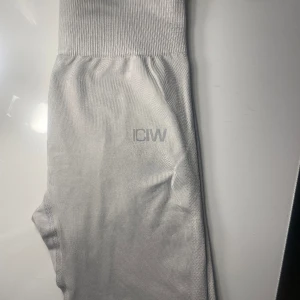 ICIW TIGHTS - beige träningstights som inte kommer till användning längre. Nypris 599.Passar en Xs men också en S