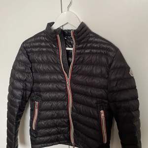 Moncler daniel jacka i storlek 0 (motsvarar xs-s). Köpt på nk i Göteborg för 2 år sedan.  Kostar 12 000kr ny. Jackan är använd men inga skavanker bortsett från en liten lagning längst ner där bak från ett hål (syns knappt), se mer på bild 3.