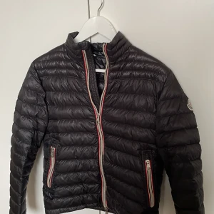 Moncler daniel jacka - Moncler daniel jacka i storlek 0 (motsvarar xs-s). Köpt på nk i Göteborg för 2 år sedan.  Kostar 12 000kr ny. Jackan är använd men inga skavanker bortsett från en liten lagning längst ner där bak från ett hål (syns knappt), se mer på bild 3.