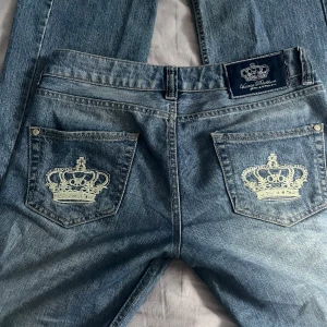 Victoria Beckham jeans  - Jag lägger ut min annons igen då någon tryckte på köp nu. Men jag säljer dessa bootcut jeans som ej passar så bra. Jag är 168 och dom passar bra i längden efter att jag klippte vid benen. Hör av er vid frågor eller bilder❤️ Inerbenslängd 95, midja 82