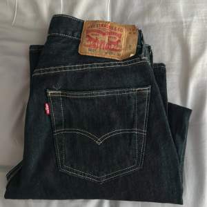 Säljer nu riktigt fina levis jeans storlek w29/L30, knapp använda.  Nypris 1200-1400kr  Mitt pris 219kr!