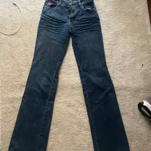 Lågmidjade utsvängda jeans men blomdetaljer på fickorna💕 Jag har ersatt dragkedjan på gylfen med en såkerhetsnål då den gick sönder, men det fungerar fortfarande mycket bra💕