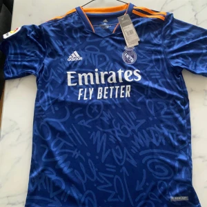 Real madrid tröja - Den är helt ny, sitter jättebra, inget nummer bakom‼️