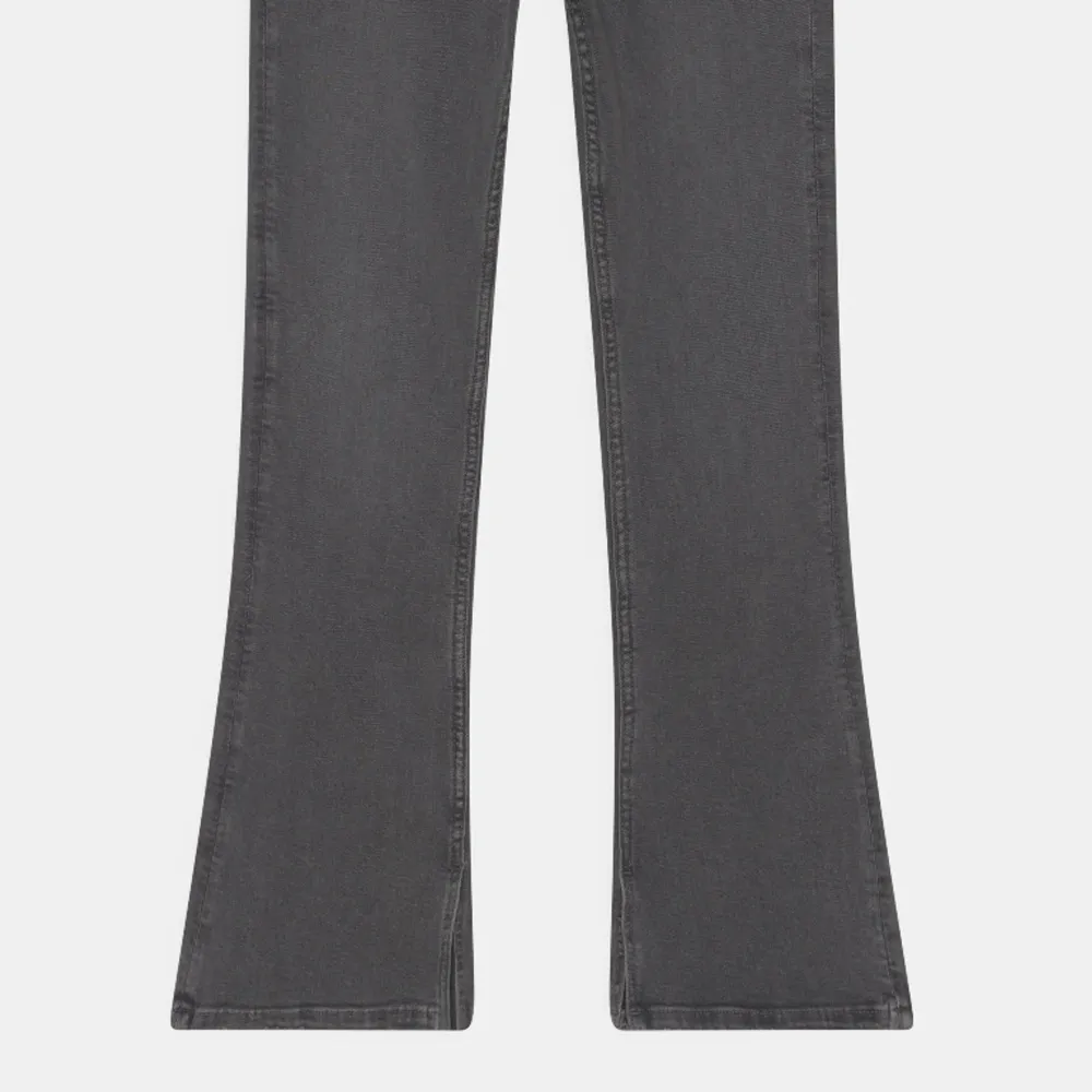 Super fina jeans med slits köpta på Gina young. Storlek 152 men passar också xxs. Säljer då de blivit för små. Skriv för fler bilder.. Jeans & Byxor.