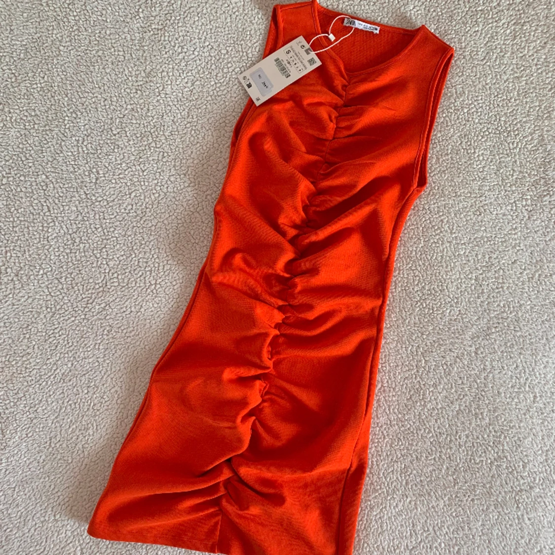 ZARA orange / röd figursydd klänning