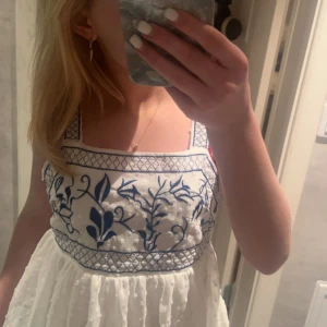 Blus - Jättefin och somrig blus som aldrig har kommit till användning, lappen finns kvar! Perfekt nu till våren och sommaren, skriv för mer info och bilder 💗