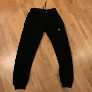 Ralph lauren byxor - Mjukisbyxor från Ralph lauren köpta som present men de passade tyvärr inte honom  Det står L men sitter som en vanlig storlek s. Skriv gärna om ni har fler frågor. Midjans bredd rakt över är 37 cm och innerbens längden är 74 cm💞