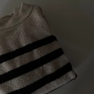 Randig stickad tröja  - Bra skick