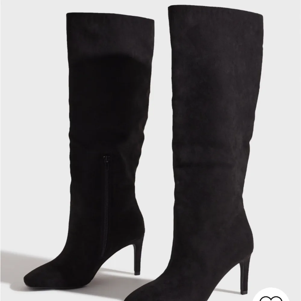 Säljer mina mocka boots från Nelly få dom inte kommer till användning det är strl 38. Köptes för 799 knappt använda, säljer för 450kr kan skicka mer bilder.. Skor.