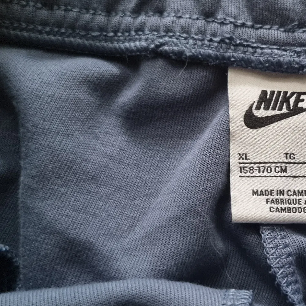 Mycket fin Nike tech fleece byxa Xl 158-170   Inköpt på Nike egen hemsida I höstas  Använda 2 hånger / Nyskick   Skriv gärna om ni önskar fler bilder💕. Jeans & Byxor.