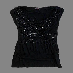 Snygg off-shoulder y2k topp!  - jättesnygg off-shoulder Y2K topp med små glittriga stenar !!