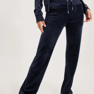 Marinblåa Juicy Couture  - Marinblåa juicy byxor strl 14/15 år från KidsBrandStore/Juicy Couture  ej använda, helt nya!!💙💙