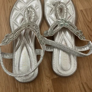 Två par sandaler - Säljer dessa två tillsammans för 100 kr och ett par för 50 dom är nya och jätte fina för sommaren. Dom kan fraktas eller hämtas i Växjö 