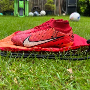 Fotbollskor, Nike mercuriul superfly 9 dreemspeed - Jätte bra skick!, inga skador och de är andvända 3 gånger. Skorna är i modellen elit som kostar 3000kr ny pris och säljer dessa skor för 1999 kr. Skorna ingår med påsen som ni ser på bilden!😃