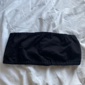 Svart kort topp - Svart topp i mycket bra skick 🙏🏻 säljs för 20 och är bara provad en gång💓