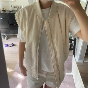 Väst - Super cool väst, perfekt till kalla sommar kvällar. Pris kan diskuteras