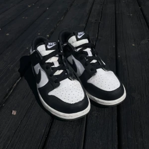 Nike panda dunks - Ny skick och nästan aldrig använda! ⭐️ storlek 35! Köpta i Nikes egna butik. 