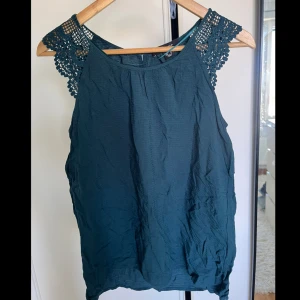 Blå blus - Blåaktig blus från atmosphere i storlek 36/38 skulle säga S/M🤍