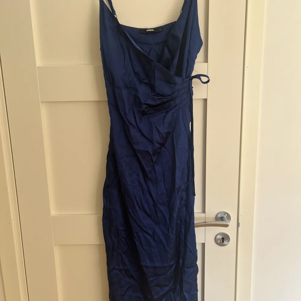 Suuuperfin klänning, använd en gång💓skriv för fler bilder. Klänningar.