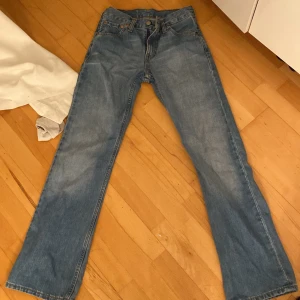 Utsvängda jeans - Säljer dom här jeansen ja köpte som var för stora, är från Levi och är mid waist skulle ja säga, ser inga defekter alls så är i bra skick