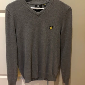 Lyle & Scott Sweatshirt  - Säljer min Lyle & Scott sweatshirt som nästan aldrig är använd, skick 10/10! Storlek S men kan även passa M!  Pris kan diskuteras!