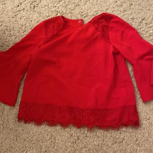 Blus - Säljer denna jätte gulliga röda topp/blus, säljer för den inte kommer till användning skriv privat för frågor eller bilder på💓