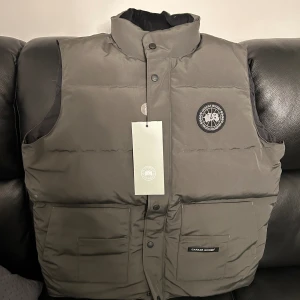 Canada goose väst  - Säljer min fina väst eftersom jag är ute efter något nytt.   Passar L