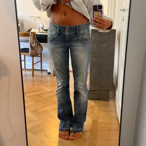 Lågmidjade bootcut jeans - Säljer ett par sååå snygga och sköna bootcut jeans med låg midja. Är i storlek 29, längd 30! Skulle säga att de passar S/36❤️ jag är 164 och dom är bra längd på mig!