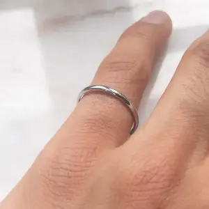 Dessa modeller är inte justerbara! Dom kommer i en tunn, mellan och bred design!💕 Ringarna finns i guldig design och silver! Ringarna kommer i storlekar 6,7,8,9! Om du har en fråga är det bara att skriva!