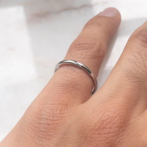 Tunn silvrig ring! - Dessa modeller är inte justerbara! Dom kommer i en tunn, mellan och bred design!💕 Ringarna finns i guldig design och silver! Ringarna kommer i storlekar 6,7,8,9! Om du har en fråga är det bara att skriva!