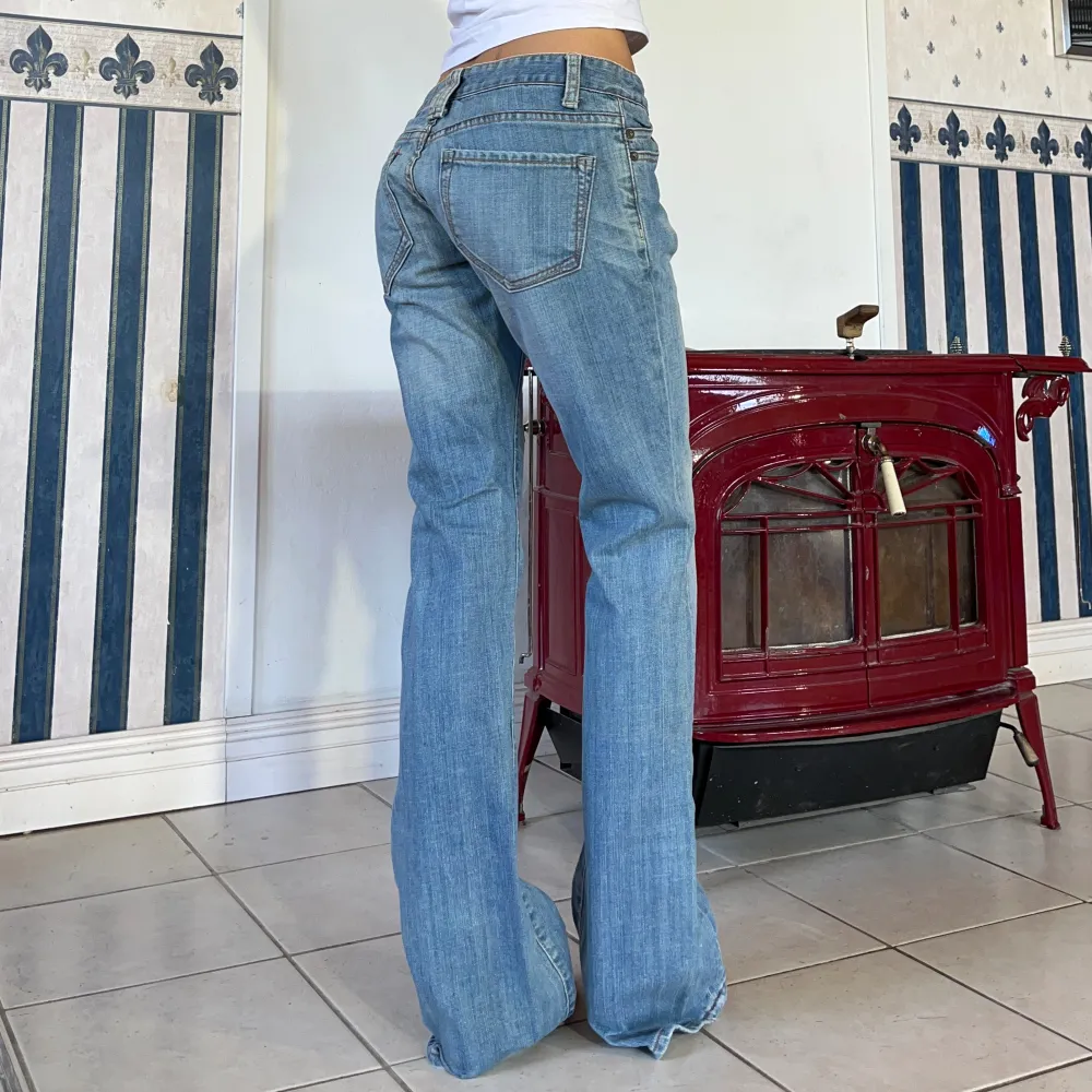 Låga vintage jeans i bootcut🩷 midja 82cm & Innerben 87cm🩷 (stora på mig). Jag är ca 165🩷 obs kan ha svag missfärgning bak (bild 3), förövrigt bra skick!. Jeans & Byxor.