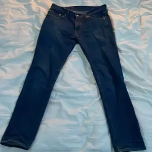 Säljer nu mina Levi’s jeans då de inte passar mig längre. Det är stl W32 L32, de är inprincip nyskick då man knappt ser att de är använda.  Nypris≈1200kr Mitt pris: 290kr