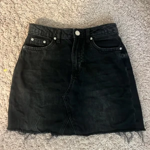 Svart jeanskjol - Jag säljer min svarta jeanskjol från hm då den blivit för liten. Fin och i bra skick!