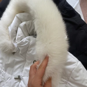 Vit Jacka - Dun jacka, men inte jätte tjock. Köpt second hand men har själv aldrig fått den till användning. Kommer till låret på mig och är 170cm! Passar M också mennn kan vara svår att stänga isåfall.