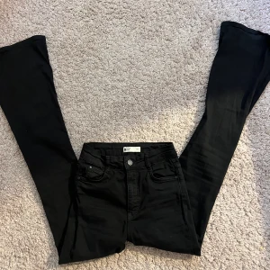Svarta bootcut jeans - Jag säljer ett par svarta bootcut jeans från gina tricot då dem är lite för små! Ganska högmidjade men braa skick!